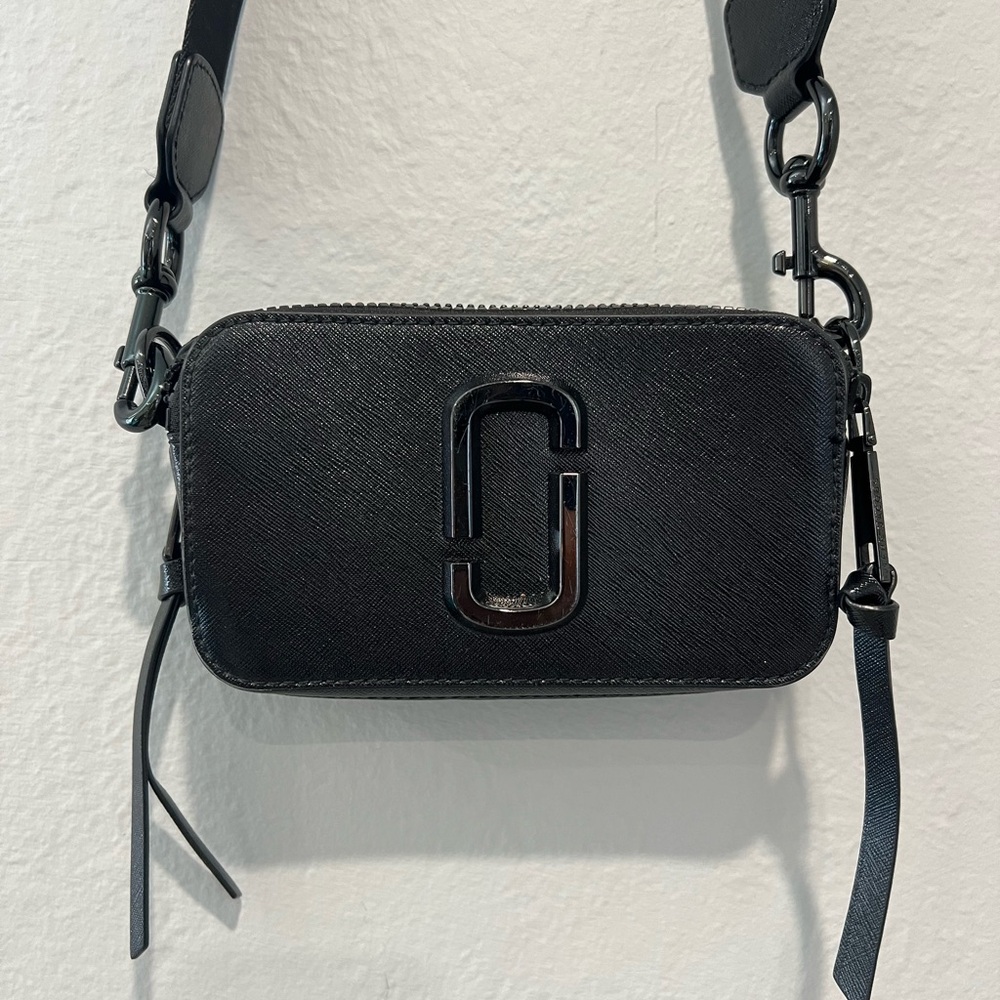 Marc Jacobs The Snapshot Bag in black.